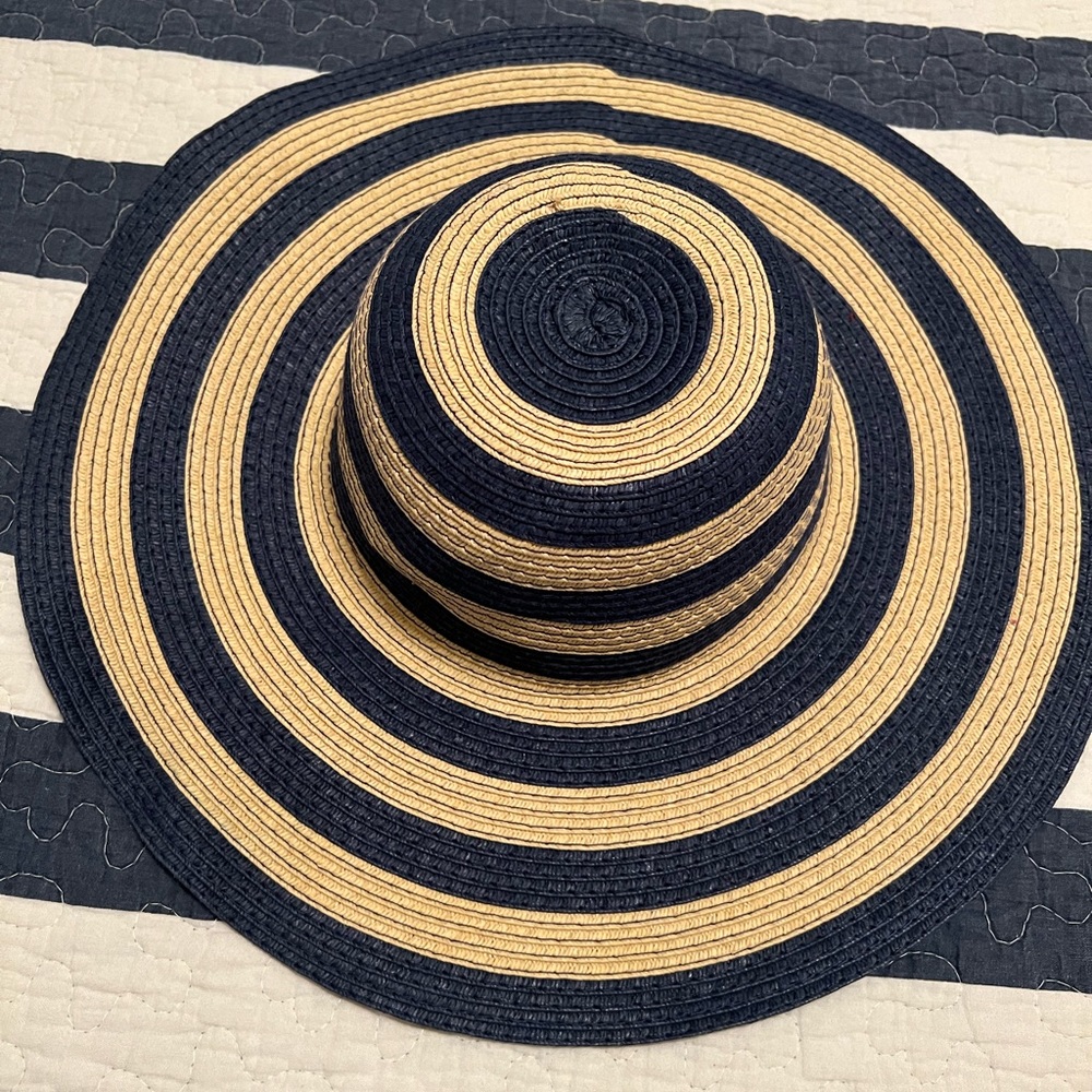 Carter’s girls hat size 2T-4T like new
